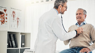 doenças cardiovasculares: médico examinando paciente